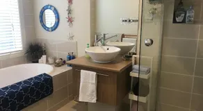 We Love the Bay short stays private suite 1 to 3 days - Image 2