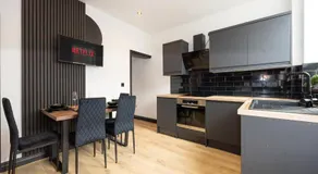 Stylish 2BR Home Sleeps 6 Cinema Room, Fast WiFi, Ideal for Short & Long Stays - Image 5