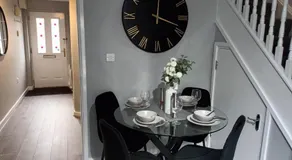2 Bed House - Sleeps 6 - Parking - Wifi - Image 2