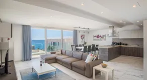Villa Apartamentos con vistas directas al mar y piscina privada. - Image 2