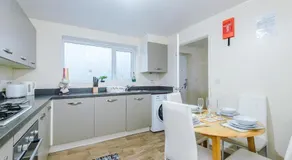 Stylish Lawnswood Lodge - Premium 3BR for Business & Leisure Stay Near Etihad & City Centre - Hosted by Parydise Properties - Image 5