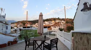 Espléndida casa vacacional con piscina, terraza y jardín | Vistas a la montaña - Image 3