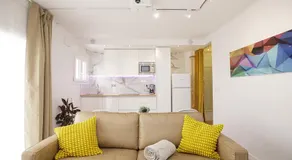 Apartamento de tres habitaciones en Girona - Image 2