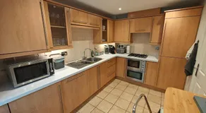 Modern 3 Bedroom house, free parking, town centre - Image 4