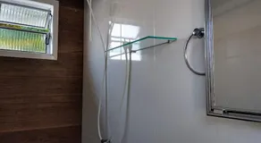 Aconchegante Microcasa Banheiro Privativo e Garagem Compartilhada - Image 2