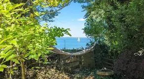 Cliffside is a Cosy Cottage B&B by Cowes Beach - Very big King Size guest BR & a Twin BR too if you book 3 to 4 guests - Image 5