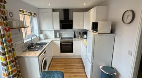 Serviced Accommodation, 3 Bed, allocated off road parking, Contractor Ready - Image 3