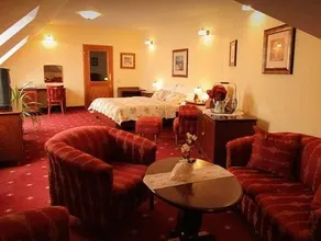 Hotel Octarna - Free On-site Parking - Image 2