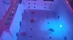 Escale secrète Montargis Jacuzzi Appart Climatisé Parking gratuit - Image 4