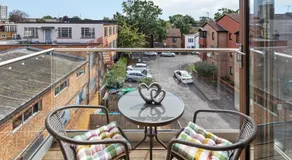 Modern Two Bedrooms Flat in Kingston KT2, London - Image 3