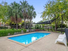 Perfect 2-Bed Inner-City Home with Pool  BBQ Area - Image 4