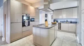 House Sleeps 12 with Parking and Garden - Image 3
