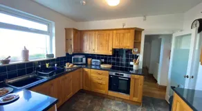 THE STONES St Ives Apartment Panoramic Harbour Views and Onsite Parking - Image 2