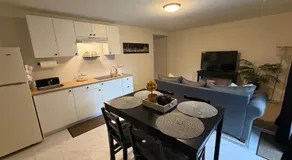 Private Suite in Columbia-King Bed - Image 3