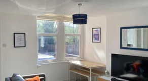 G-Floor Flat with 2 beds, 2 bathrooms, sleeps 4-6 - Image 2