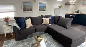 The Penthouse at Percy House Pet Friendly 2 Bedroom Apartment in Porthcawl Sleeps 4 people Located in the town centre - Image 2