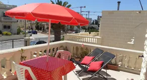 Sunny large terrace studio apartment WiFi Airconditioners BBQ - Image 4