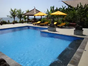 Villa Pelangi aan zee op Bali met personeel - Image 3
