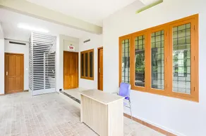 Tulip Homes by The Oaks Inn - Image 4