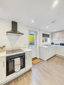 Sleeps 8, 4 bed 2 bathroom house with parking Balderton - Image 3