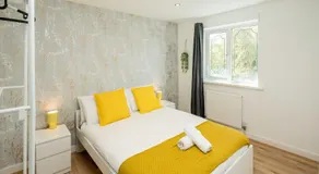 Family-Friendly 3-Bed House with Huge Garden - Image 2