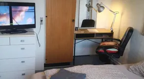 2 værelser m minikøkken brusekabine og toilet 4 prs - Image 4