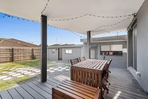 Gorgeous 3-Bed House with Spacious Shared Backyard - Image 3