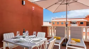 Charmant appartement avec internet haut débit et piscine | Vue ville | Adapté au travail à distance - Image 5