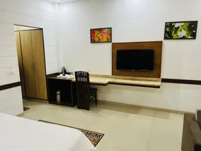Warm 8 Bedroom Hotel with free Wifi & Parking - Image 2