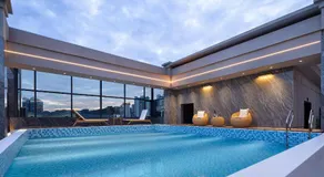 Yunmeng Riverview Hotel-Newly Opened 2026 Free Pick-up Service Rooftop Infinity Pool Kids Playground On-site Café Near Fenghuang Scenic Area - Image 4