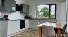3 Bed Cottage Sleeps 6 - Free Parking - Image 4