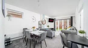 Modern Six Bed House With Private Garden, Balcony & Parking in Dartford Near Bluewater & Transport Links, Ideal for Families, Contractors and Long Stays - Image 3