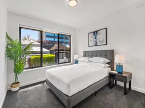 Cosy 1-Bed Balcony Unit in Quiet Street by Shops - Image 2