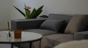 Modern 4BR Townhouse Near Transport and Shops - Image 4