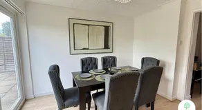 4 Bedroom spacious home with parking sleeps 9 - Image 4