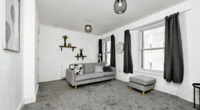 3- Bedroom modern,spacious apartment-Devon - Image 2