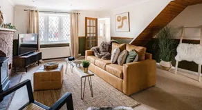 Sleeps 8-10 Cotswold Home with Hot Tub & Parking - Image 2