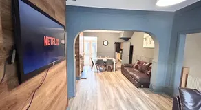 Beautiful 4 bedroom property with 5G WI-FI and smart tv - Image 2
