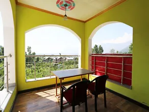 Super OYO Hotel El Classics - Image 4