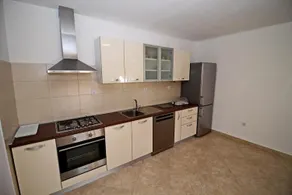 Apartment with terrace and garden - Image 4