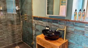 Stylish Retro Hotel Room above Pub - Image 3