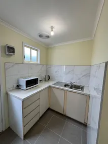 Beautiful room near shops 12 km to CBD and fast internet plus free parking - Image 2