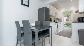 The Albany - 4BR 2Bath House Up to 7 Guests - FREE PARKING - BIG GARDEN - Smart TV - Ideal for Contractors and Family - Image 3
