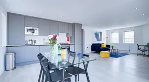 Hybrid Resi - Uxbridge, On-site CAR or VAN parking, near London Heathrow Airport - Image 2