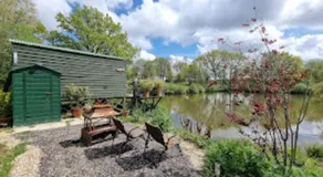 Snug & Secluded Lakeside Shepherds Hut 'Carp' - Image 2