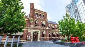 Stunning 3 Bdrm Apt in Southbank with Free Parking - Image 5