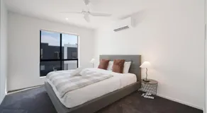 Modern 4BR Townhouse Near Transport and Shops - Image 2