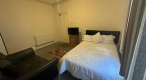 Smethwick Birmingham Cosy Spacious Bedroom - Free WiFi & Parking - Image 3