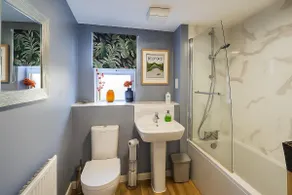 Stylish 2-Bedrooms - Perfect for Contractors, Families, & Groups - Sleeps 4 - Speedy WiFI - Image 4