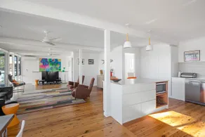 Retro Beach House - Image 4